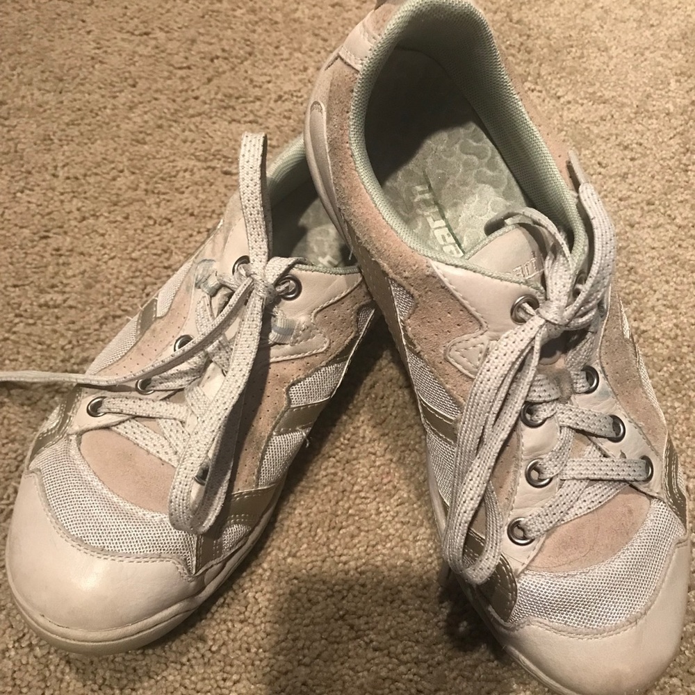 Earth tan sneaker